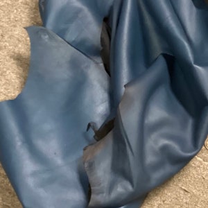 Pieles de ciervo de cuero azul marino semi desgastadas. Pieles. pieles de cuero, CIERVO7