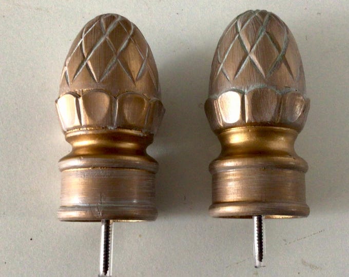 Package of 2 White Wash and Gold Hard Plastic Finials.FN66