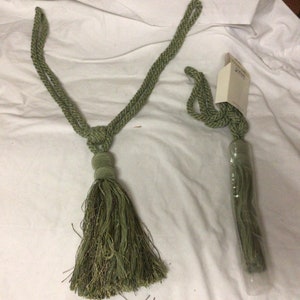 Package of 2 green 32 Inch Tiebacks with 9 inch Tassels TVNT32