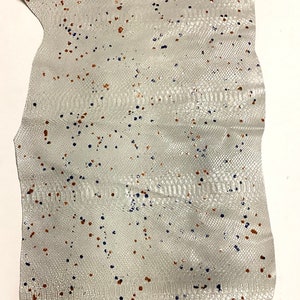 Remanente de piel de vacuno de piel de serpiente en relieve de color blanco roto con lunares impresos. SPC37