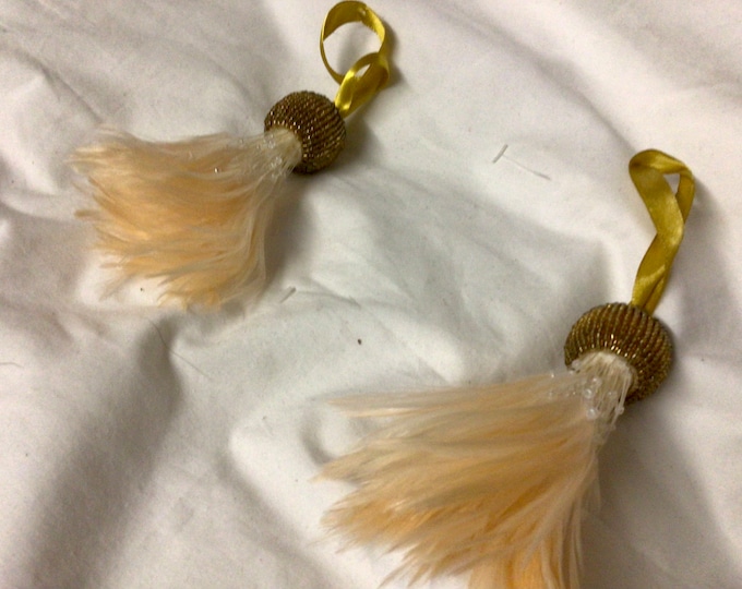 Package of 4  Beads/Feathers Key Tassels. Peach Color. 40643