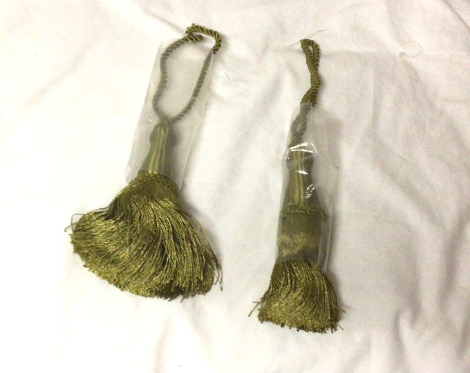 Package of 2 Green 5 1/2 inch KeynTasselmwith 5 1/2 Loop D9628
