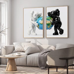 Set d'affiches KAWS Graffiti Hypebeast avec de la terre en noir et blanc – 2 pièces d'art mural imprimable | Jouets Hypebeast, imprimés de baskets