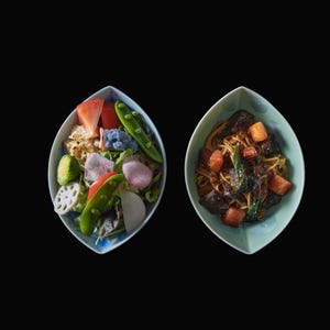 Op de afbeelding: Twee kommen met eten, één met een kleurrijke salade en de andere met een pastagerecht met vlees en groenten.