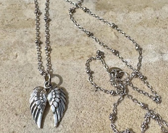 Collar con colgante de ala de ángel en plata de ley – Delicada cadena satélite