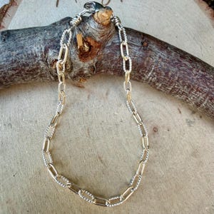 Pulseira em Prata de Lei com Detalhe em Ouro 14k • Corrente Torcida • Combinação de Metais • imagem 10