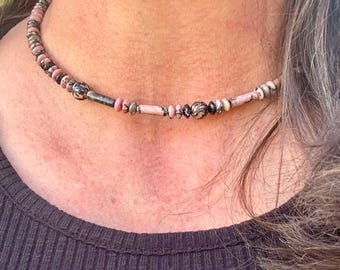Ras de cou chic noir et rose en rhodonite - Bijoux élégants à mémoire de forme