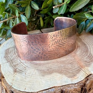 Brazalete retro de cobre con relieve floral • Pulsera rústica de cobre sin tratar • Joyería del suroeste forjada a mano imagen 3