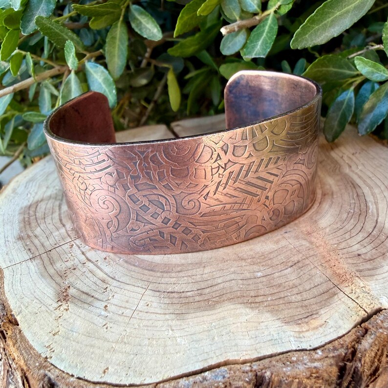 Brazalete retro de cobre con relieve floral • Pulsera rústica de cobre sin tratar • Joyería del suroeste forjada a mano imagen 3