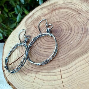 Rustic Silver Hoop Earrings • Argentium Braided Wire • 2 Inch Drop afbeelding 6