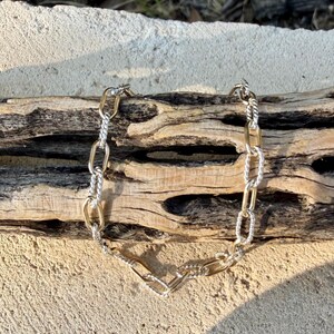 Pulseira em Prata de Lei com Detalhe em Ouro 14k • Corrente Torcida • Combinação de Metais • imagem 5
