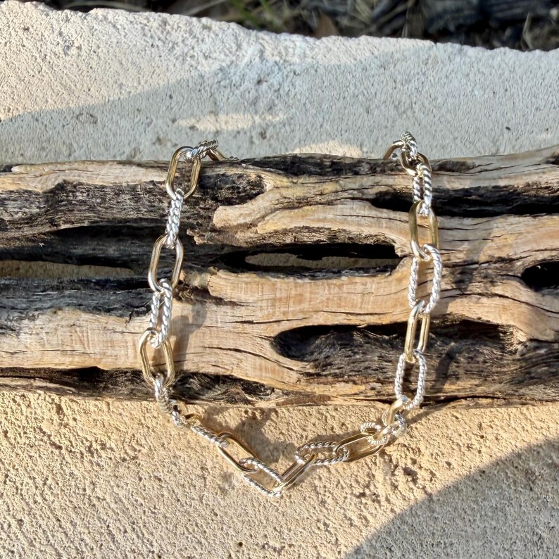 Pulseira em Prata de Lei com Detalhe em Ouro 14k • Corrente Torcida • Combinação de Metais • imagem 5