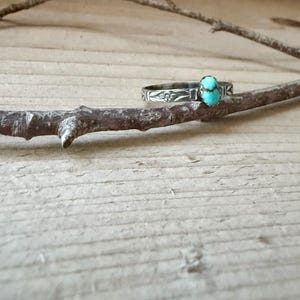 Turquoise Sterling Silver Dainty Band Ring • Number 8 Turquoise • Butterfly Floral Pattern imagem 3