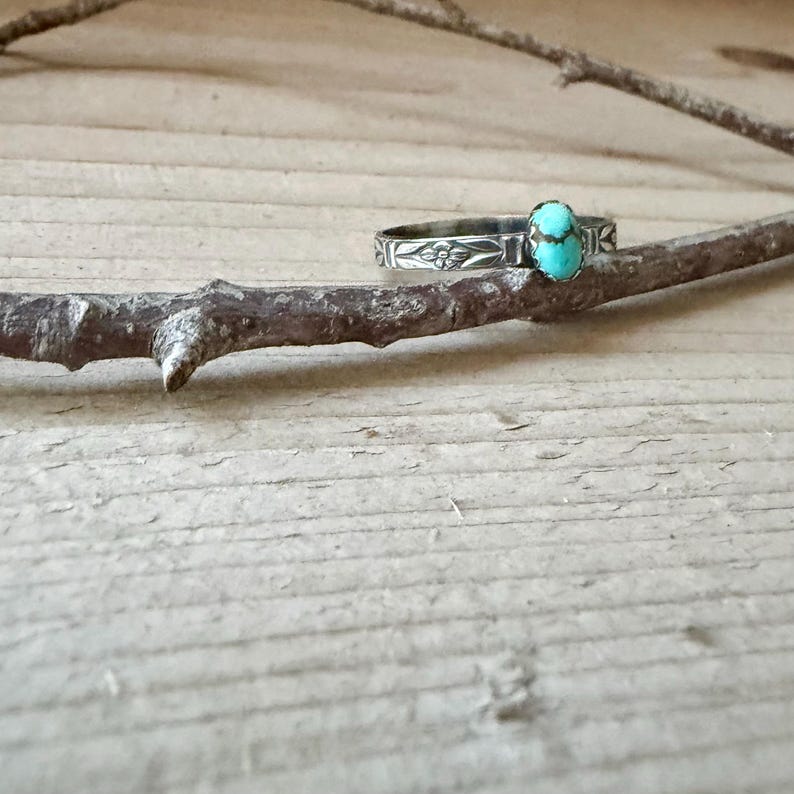 Turquoise Sterling Silver Dainty Band Ring • Number 8 Turquoise • Butterfly Floral Pattern imagem 3
