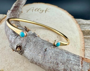 Delicada pulsera de latón con turquesa - Kingman de 4 mm con doble bisel y diseño inverso