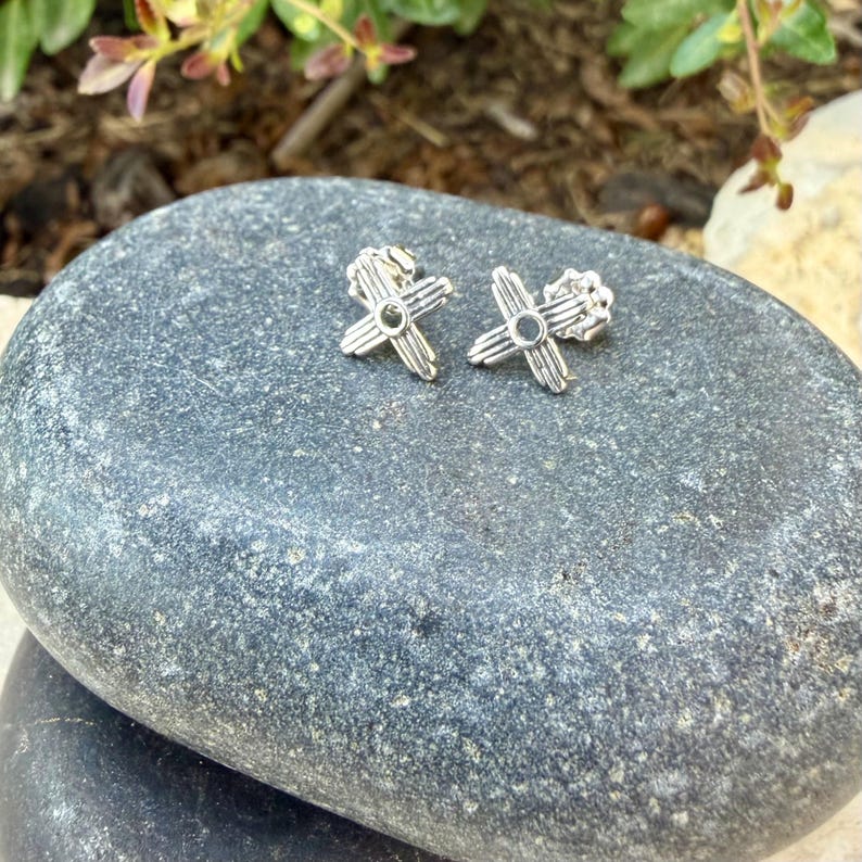 Pendientes de plata de ley con el símbolo del sol Zia • Pendientes minimalistas de estilo western • Pendientes para uso diario imagen 3