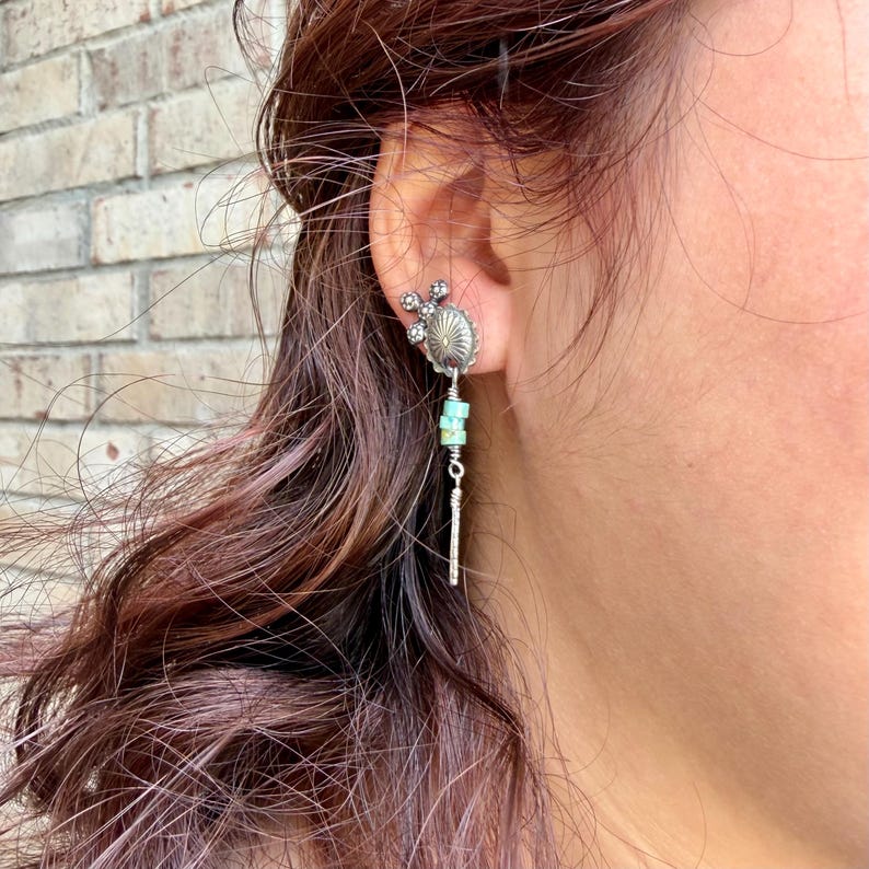 Oval Concho Turquoise Heishi Earrings • Sterling Silver • Feather Dangle immagine 4