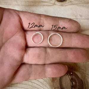 Pendientes de aro Sterling Sleeper • 12 mm o 15 mm • Colgante de turquesa Kingman • Individual o en pares imagen 4