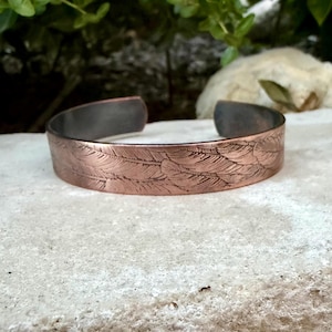 Brazalete de cobre con relieve de plumas • Pulsera rústica de cobre en bruto • Joyería del suroeste forjada a mano imagen 1