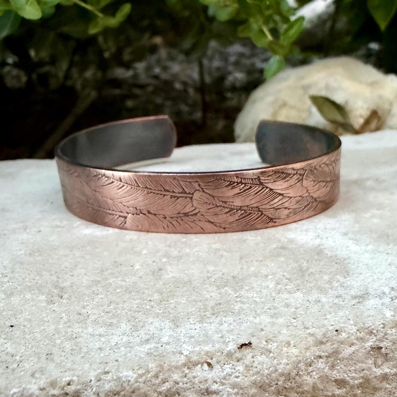 Brazalete de cobre con relieve de plumas • Pulsera rústica de cobre en bruto • Joyería del suroeste forjada a mano imagen 1