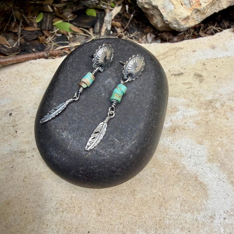 Oval Concho Turquoise Heishi Earrings • Sterling Silver • Feather Dangle immagine 8