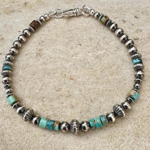 Pulsera Kingman de turquesa y perlas del desierto • Joyería apilable de plata de ley estilo suroeste