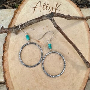 Pendientes circulares de plata de ley con turquesa: joyería artesanal hecha a mano. imagen 2