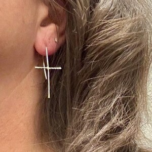 Handcrafted Sterling Silver Cross Earrings – Unique Seamless Design (20g or 18g Option) afbeelding 3