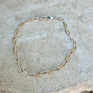 Pulseira em Prata de Lei com Detalhe em Ouro 14k • Corrente Torcida • Combinação de Metais • imagem 11