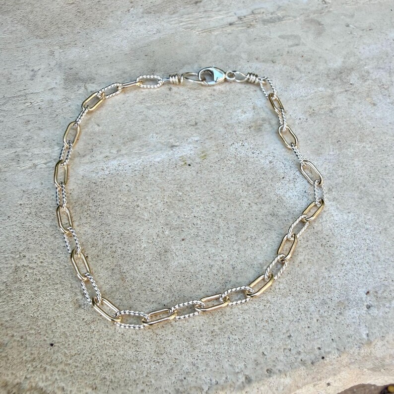Pulseira em Prata de Lei com Detalhe em Ouro 14k • Corrente Torcida • Combinação de Metais • imagem 11