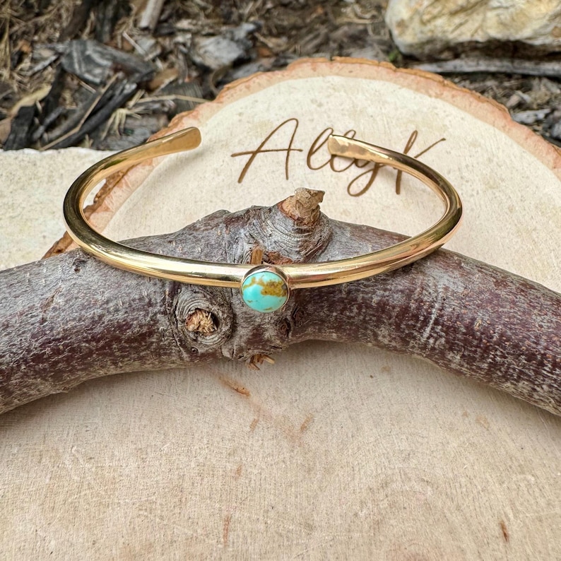 Rustic Brass Cuff Set with Kingman Turquoise • Handcrafted 3-Piece Bracelet Collection afbeelding 8