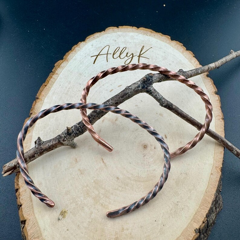 Handsmidda kopparmanschettarmband • Set om 2 • Rustika stapelbara manschetter bild 3