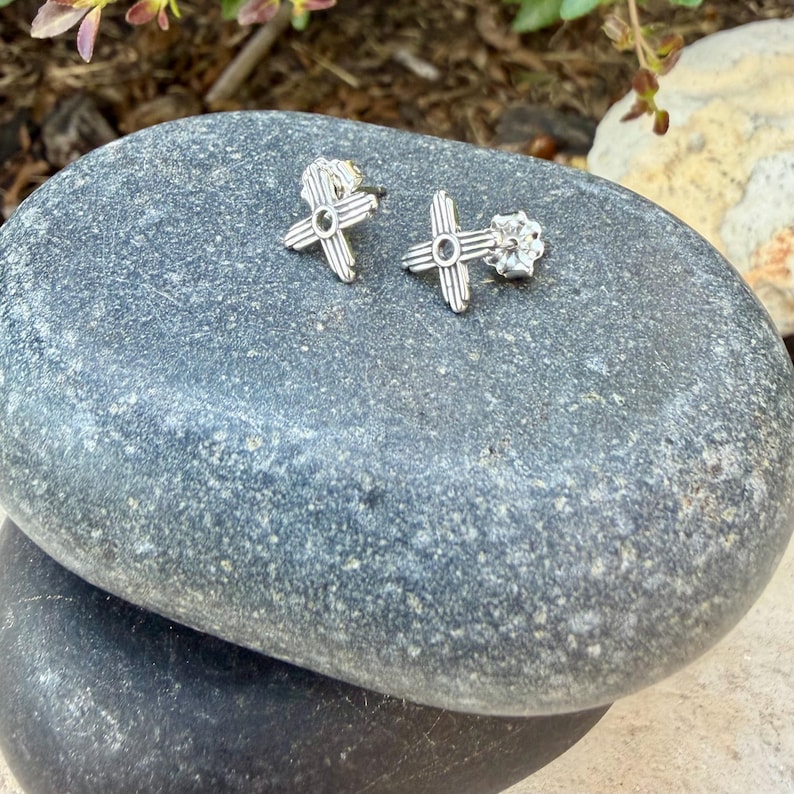 Pendientes de plata de ley con el símbolo del sol Zia • Pendientes minimalistas de estilo western • Pendientes para uso diario imagen 6
