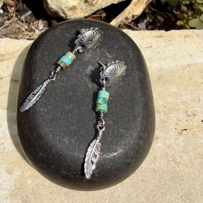 Oval Concho Turquoise Heishi Earrings • Sterling Silver • Feather Dangle immagine 2