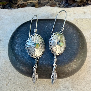 Boucles d'oreilles concho Kingman turquoise • Pendentif plume en argent sterling • Style sud-ouest image 1