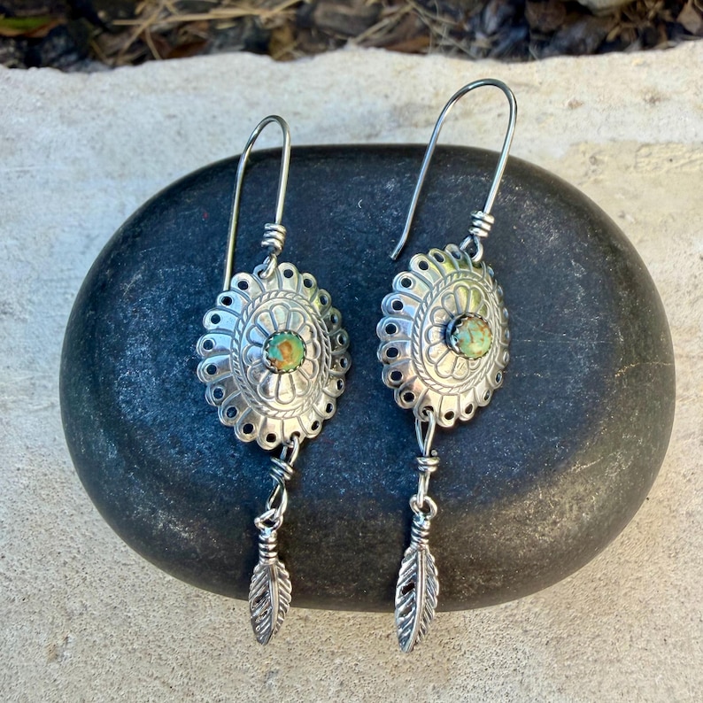 Boucles d'oreilles concho Kingman turquoise • Pendentif plume en argent sterling • Style sud-ouest image 1