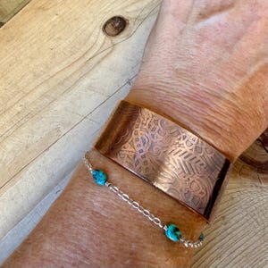 Brazalete retro de cobre con relieve floral • Pulsera rústica de cobre sin tratar • Joyería del suroeste forjada a mano imagen 13