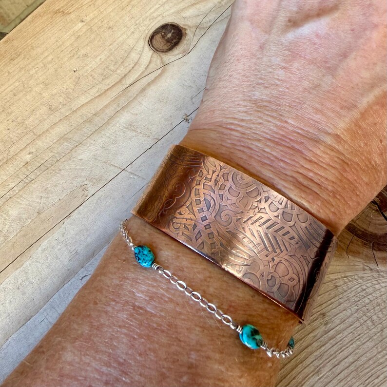 Brazalete retro de cobre con relieve floral • Pulsera rústica de cobre sin tratar • Joyería del suroeste forjada a mano imagen 13