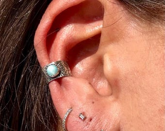Pendiente de oreja de larimar • Diseño floral en plata de ley • 4 mm o 5 mm • Imitación de concha • Sin perforación