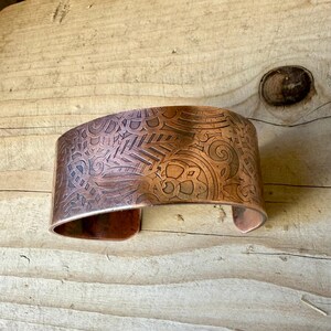 Brazalete retro de cobre con relieve floral • Pulsera rústica de cobre sin tratar • Joyería del suroeste forjada a mano imagen 11