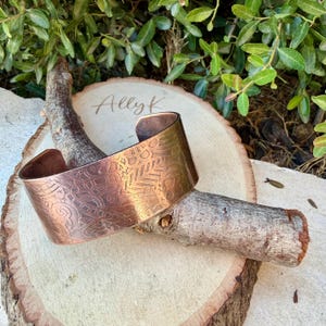 Brazalete retro de cobre con relieve floral • Pulsera rústica de cobre sin tratar • Joyería del suroeste forjada a mano imagen 6