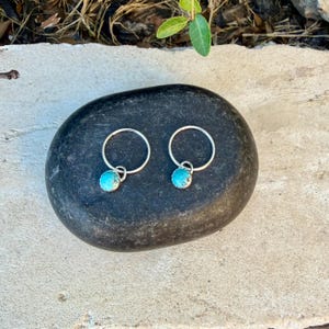 Pendientes de aro Sterling Sleeper • 12 mm o 15 mm • Colgante de turquesa Kingman • Individual o en pares imagen 12