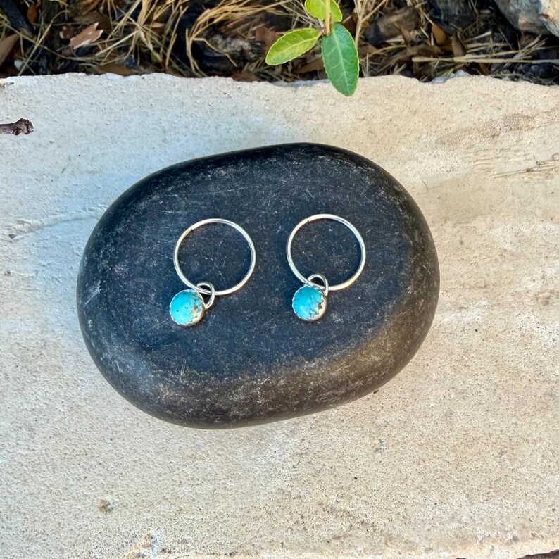 Pendientes de aro Sterling Sleeper • 12 mm o 15 mm • Colgante de turquesa Kingman • Individual o en pares imagen 12