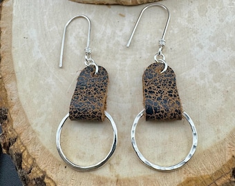 Pendientes elegantes de cuero sobre un círculo de plata martillada - Cuero artesanal en opción negra o marrón