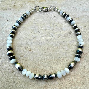 Pulsera de perlas navajo y perlas, pulsera de plata de ley con piedras preciosas y cuentas