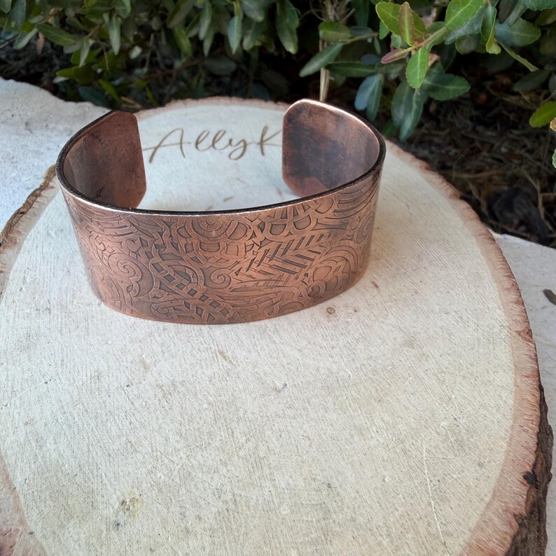 Brazalete retro de cobre con relieve floral • Pulsera rústica de cobre sin tratar • Joyería del suroeste forjada a mano imagen 9