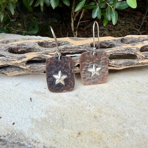 Boucles d'oreilles en cuivre et argent sterling avec étoile · Boucles d'oreilles pendantes martelées style western Lonestar image 1