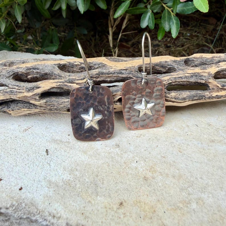 Boucles d'oreilles en cuivre et argent sterling avec étoile · Boucles d'oreilles pendantes martelées style western Lonestar image 1