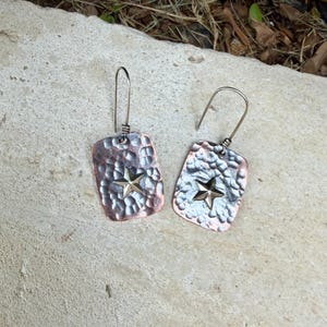 Boucles d'oreilles en cuivre et argent sterling avec étoile · Boucles d'oreilles pendantes martelées style western Lonestar image 4