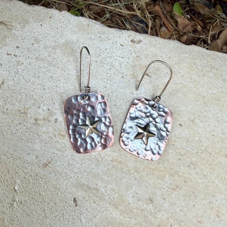 Boucles d'oreilles en cuivre et argent sterling avec étoile · Boucles d'oreilles pendantes martelées style western Lonestar image 4